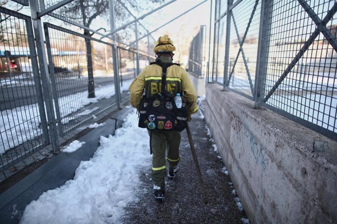 Un militar de las Brigadas de Refuerzo de Incendios Forestales (BRIF) colabora en la limpieza del hielo y nieve en las inmediaciones del colegio CEIP El Espinillo tras la gran nevada provocada por el paso de la borrasca 'Filomena', en Madrid, (España), 