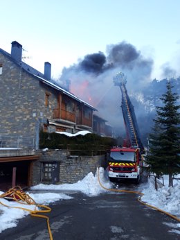 Bomberos de la Diputación de Huesca trabajan en la extinción de un incendio de viviendas en Tramacastilla de Tena.