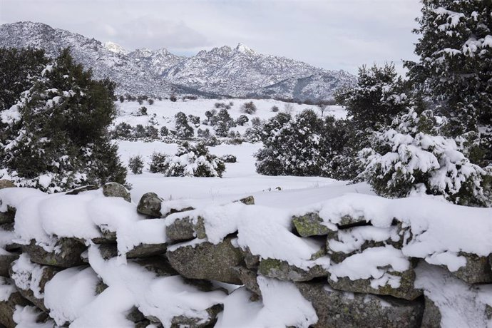 La Sierra de Madrid, cubierta por nieve tras la nevada fruto del temporal Filomena por la Comunidad de Madrid (España), a 10 de enero de 2021. La Comunidad de Madrid ha recordado a  los madrileños, a través de un comunicado, que en las próximas horas se