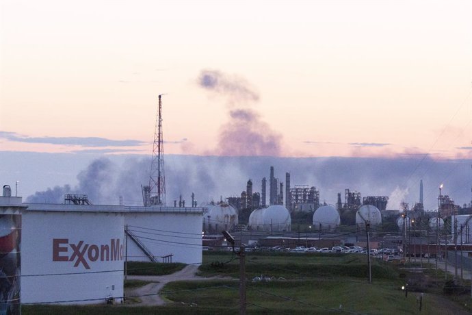 March 19, 2019 - Deer Park, Texas, United States: Exxon Mobil Corp.'s Baytown, Texas, refinery, the nation's third largest, fought a furnace fire while nearby petrochemical tanks at Deer Park's Intercontinental Terminals Company remained ablaze for the 