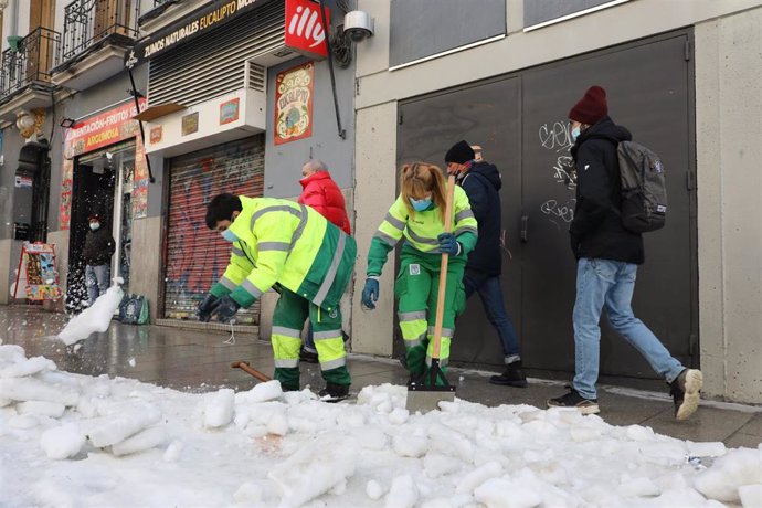 Dos operarias de limpieza trabajan en la retirada de la nieve y el hielo de la calle Argumosa ubicada en Lavapiés tras la gran nevada provocada por la borrasca Filomena, en Madrid, (España), a 15 de enero de 2021. 