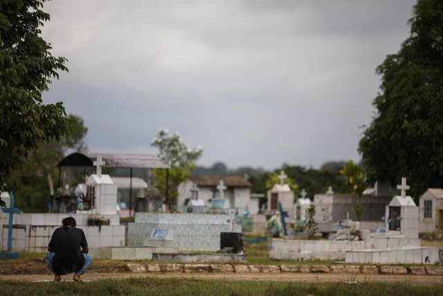 Una mujer llora en un cementerio tras la pérdida de un ser querido por el coronavirus en la ciudad de Manaos en el estado de Amazonas en Brasil. 