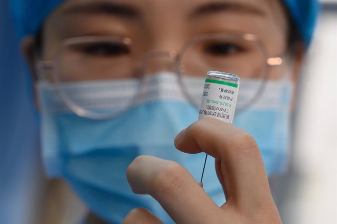 14 January 2021, China, Taiyuan: A nurse prepares a shot of a COVID-19 vaccine at a coronavirus vaccination center. Photo: -/TPG via ZUMA Press/dpa