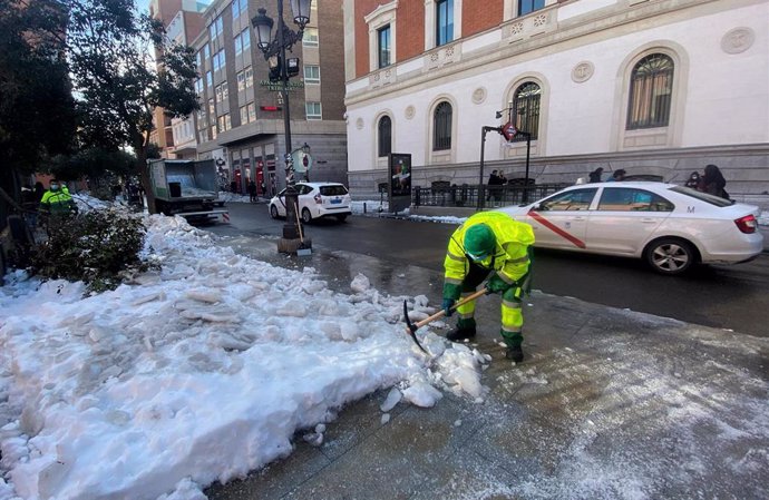 Un operario de limpieza retira hielo y nieve tras la gran nevada provocada por la borrasca Filomena, en Madrid.