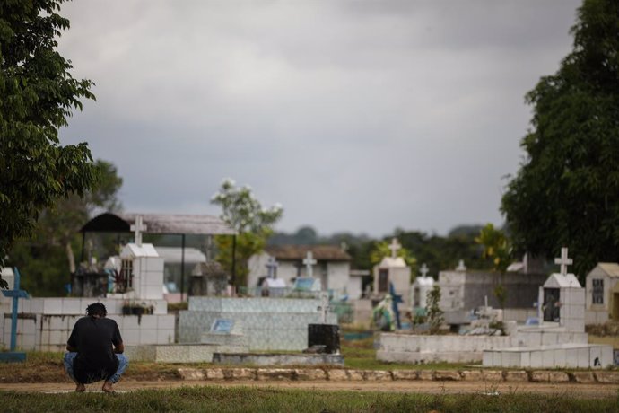 15 January 2021, Brazil, Manaus: A woman mourns at the grave of a relative who died of Covid-19 at Nossa Senhora Aparecida cemetery. Photo: Lucas Silva/dpa