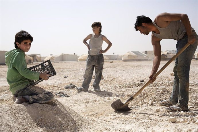 Niños refugiados trabajando