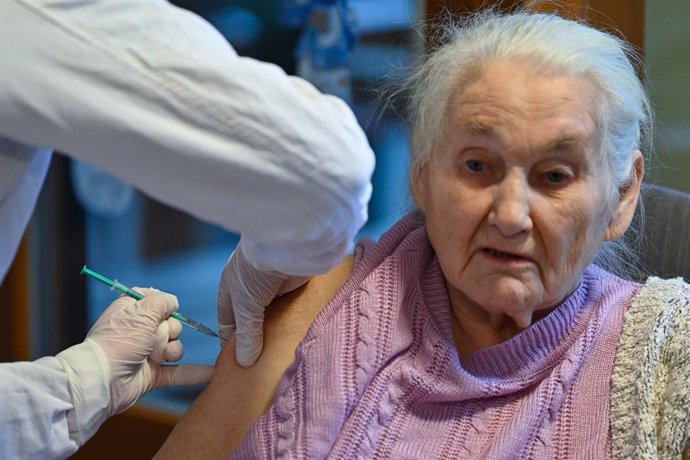 14 January 2021, Brandenburg, Lobetal: Siegrid Becsei, 84, receives her dose of the COVID-19 vaccine at the "Esther" nursing home in Hoffnungstaler Stiftung Lobetal. Photo: Patrick Pleul/dpa-Zentralbild/ZB