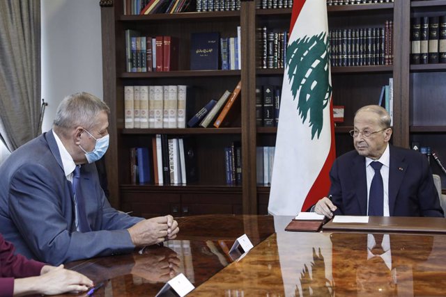 HANDOUT - 14 August 2020, Lebanon, Baabda: Lebanese President Michel Aoun (R) speaks with UN Special Coordinator for Lebanon Jan Kubis during their meeting. Photo: -/Dalati & Nohra/dpa - ATTENTION: editorial use only and only if the credit mentioned abo