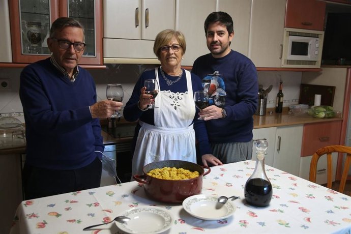 Una familia de Pozo Estrecho elaborando las tradicionales 'pelotas galileas'