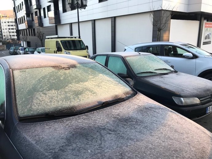 Efectos de la helada en varios coches.