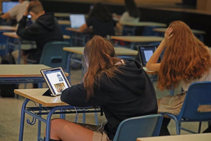 Alumnos con ordenador (Imagen de archivo)