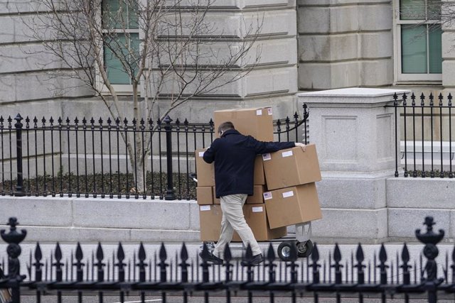 Un operario de mudanzas saca unas cajas de la Casa Blanca a días de que Donald Trump deba dejar el hogar presidencial a Joe Biden.