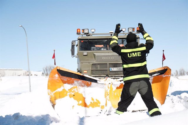 Un militar de la Unidad Militar de Emergencias (UME) da indicaciones durante caminan por una de las carreteras llenas de nieve y hielo
