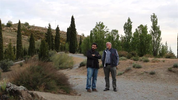 Benjamín Amo junto al historiador Miguel Caballero en Granada, en uno de las localizaciones en donde pudo ser enterrado García Lorca