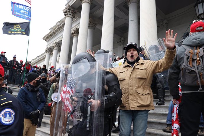 Protesta de seguidors de Donald Trump a les portes del Capitoli dels Estats Units