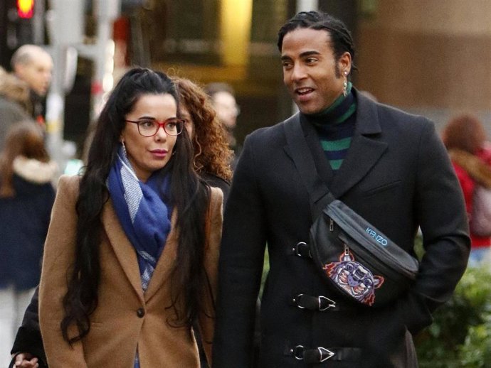 Beatriz Luengo y Yotuel Romero ultiman las compras navideñas