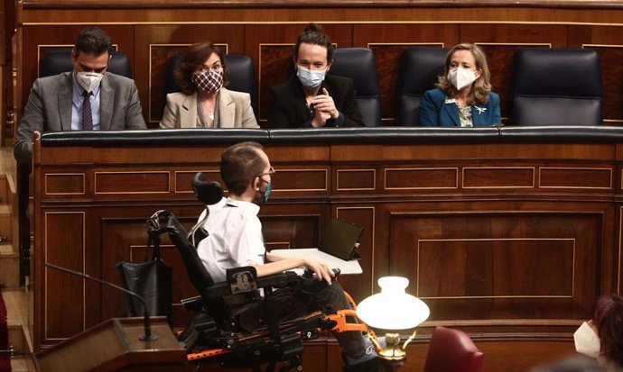 El portavoz de Unidas Podemos, Pablo Echenique (centro); el presidente del Gobierno, Pedro Sánchez (1i) la vicepresidenta primera, Carmen Calvo (2i); el vicepresidente segundo, Pablo Iglesias (2d), y la vicepresidenta tercera, Nadia Calviño (1d).