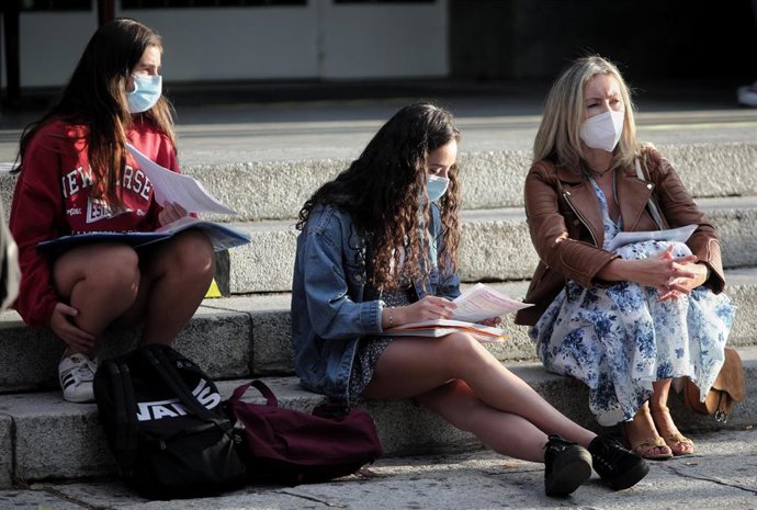 Varios alumnos esperan a comenzar los exámenes a las afueras de la Facultad de Derecho de la Universidad Complutense