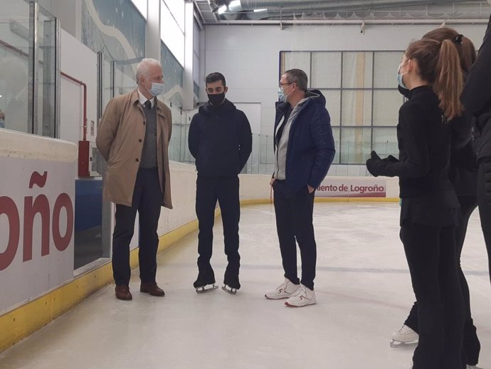 El alcalde de Logroño y el concejal de Deportes mantienen un encuentro con el patinador Javier Fernández