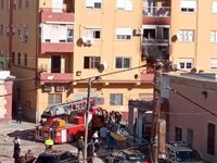 Bomberos actúan en el incendio de una vivienda en el Barrio Alto de Almería capital con varios atrapados