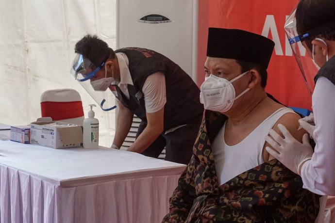 14 January 2021, Indonesia, Denpasar: A government top official receives an injection of the Sinovac COVID-19 vaccine at Bali Mandara Hospital. Photo: Dicky Bisinglasi/ZUMA Wire/dpa