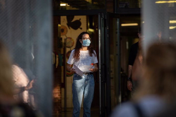 Una professora amb mascareta a les portes d'una escola durant el primer dia del curs escolar 2020-2021, a Barcelona, Catalunya (Espanya), a 14 de setembre del 2020.