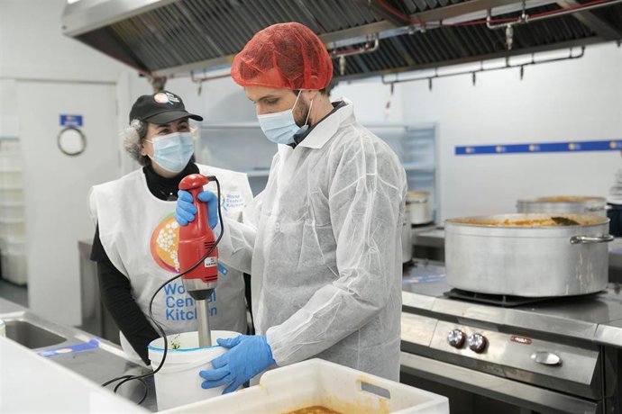 El presidente del Partido Popular, Pablo Casado, ha visitado las cocinas de Santa Eugenia, incluidas dentro del proyecto solidario 'WCK' que dirige el chef español José Andrés.