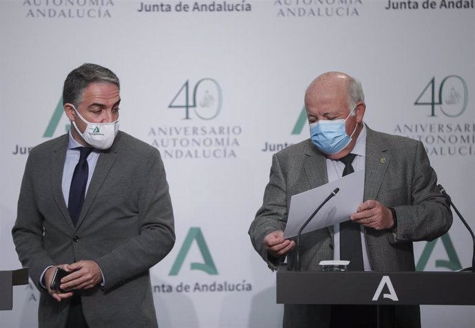 El consejero de Salud y Familias, Jesús Aguirre (d); y  el consejero de la Presidencia, Administración Pública e Interior y Portavoz del Gobierno Andaluz, Elías Bendodo (i); durante, a 12 de enero de 2021.