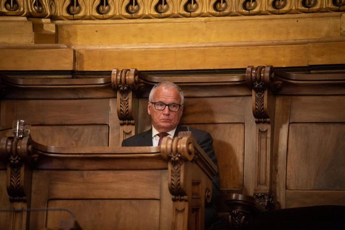 El concejal del Partido Popular Josep Bou, durante la primera sesión plenaria del Consejo Municipal del Ayuntamiento de Barcelona tras el fin del estado de alarma, que solo cuenta con la presencia de 15 regidores, en Barcelona, Catalunya (España).