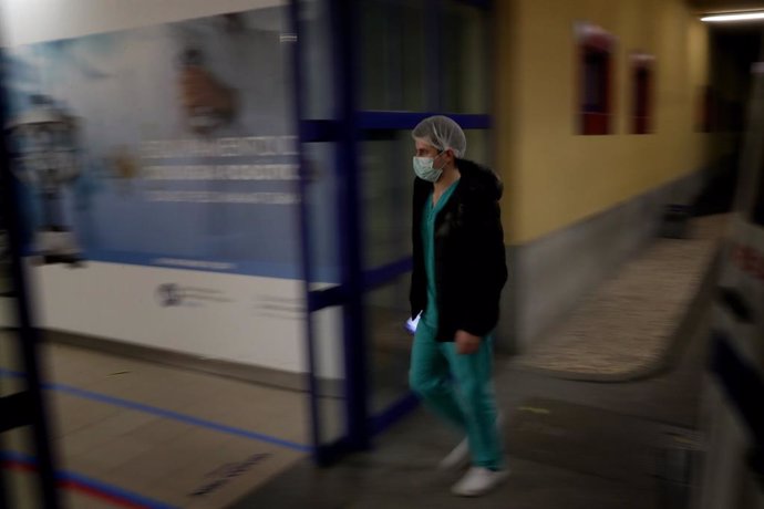 08 January 2021, Portugal, Lisbon: A healthcare worker wearing a face mask walks in the Curry Cabral Hospital in Lisbon. Portugal reported a record 10,176 new Coronavirus (COVID-19) cases and 118 deaths in 24 hours, the highest daily figures since the b