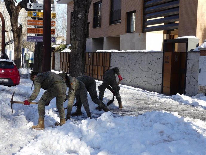 Efectivos del Ejército quita nieve en las provincias de Toledo y Guadalajara.