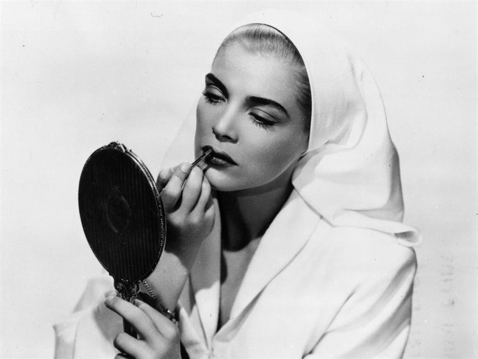 A woman applying her makeup.