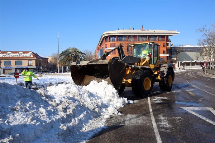 Operarios limpiando calles de Toledo de nieve.