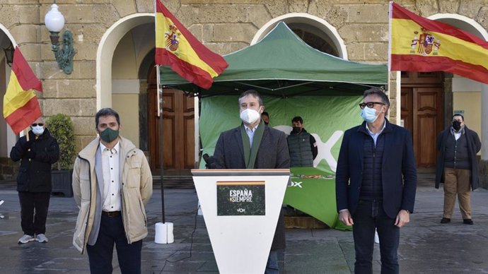 Acto de VOX a las puertas del Ayuntamiento de Cádiz