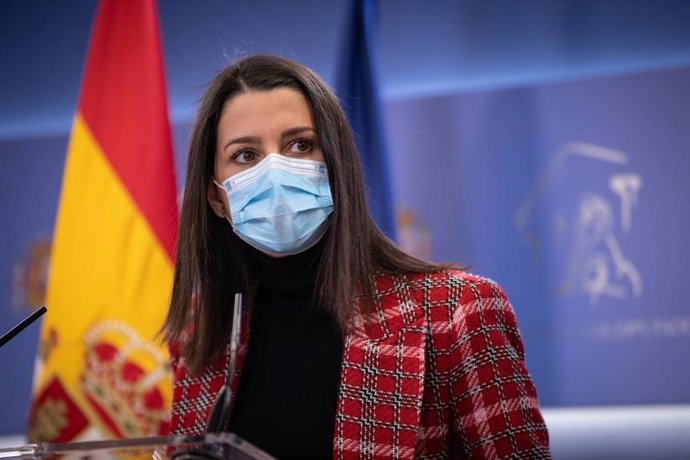 La presidenta de Ciudadanos,  Inés Arrimadas, en una roda de premsa al Congrés dels Diputats.