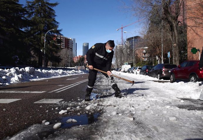Un militar de la Unidad Militar de Emergencias (UME) trabaja en apertura de los viales y limpieza de los accesos tras la gran nevada, en Madrid, (España), a 15 de enero de 2021. El dispositivo de limpieza de nieve en calles puesto en marcha por el Ayunt