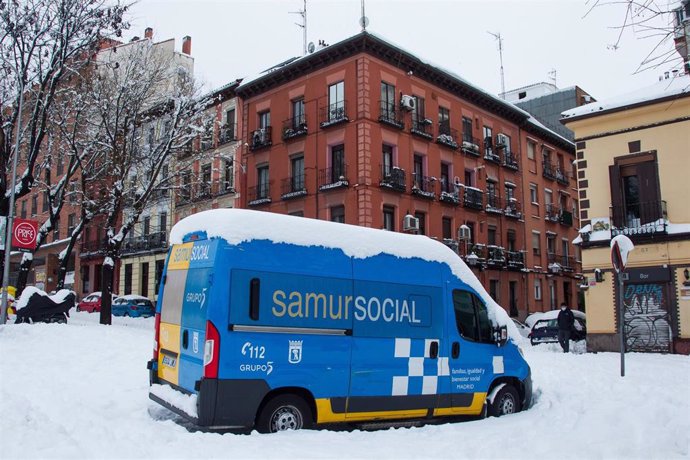 Una ambulancia del Samur Social durante la gran nevada provocada por la borrasca Filomena,  en Madrid (España), a 9 de enero de 2021. La borrasca 'Filomena' ha provocado una intensa nevada en la Comunidad de Madrid, principalmente en la capital y en l