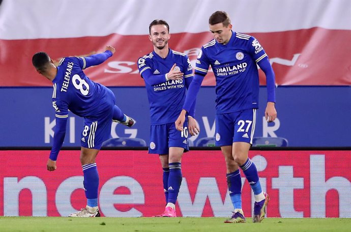 16 January 2021, United Kingdom, Leicester: Leicester City's James Maddison celebrates scoring his side's first goal with his teammate Youri Tielemans (L) during the English Premier League soccer match between Leicester City and Southampton at The King 