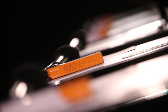 Caja de la vacuna Coronavac fabricada en el Instituto Butantan en Brasil