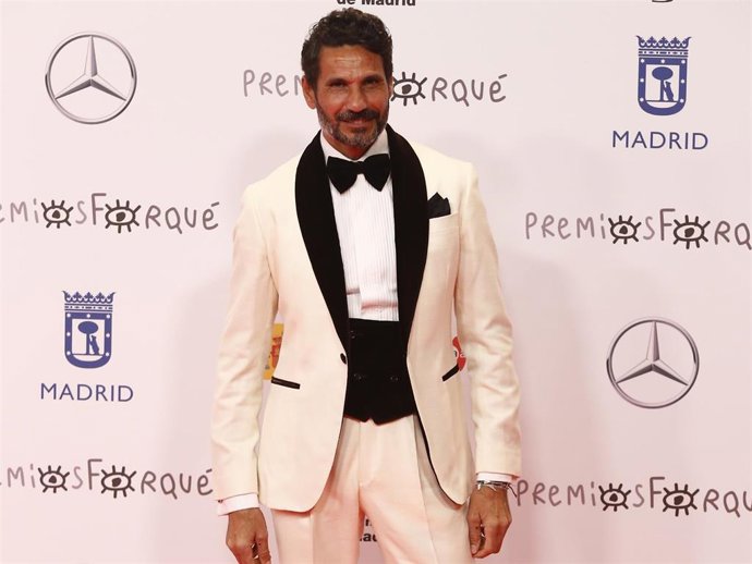 Óscar Higares, un derroche de elegancia a cada paso en los Premios Forqué 2021