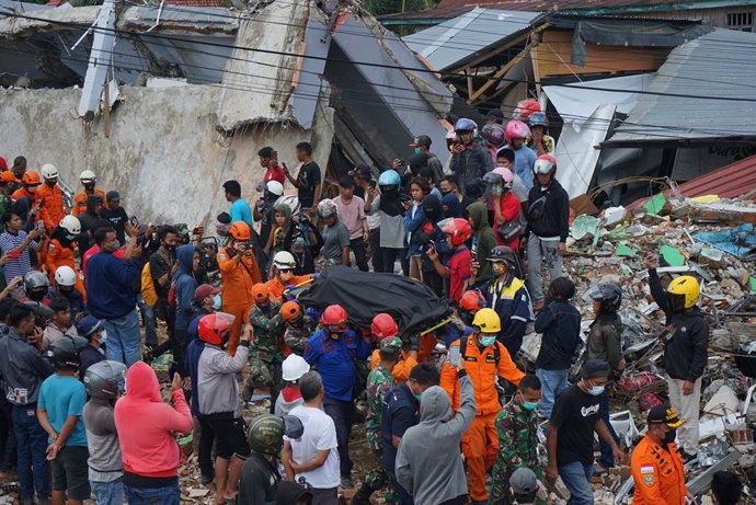 16 January 2021, Indonesia, Mamuju Regency: Rescue workers evacuate earthquake victims after a number of bodies were found in the rubble of buildings following the earthquake that occurred in Mamuju, West Sulawesi. Photo: Herwin Bahar/ZUMA Wire/dpa