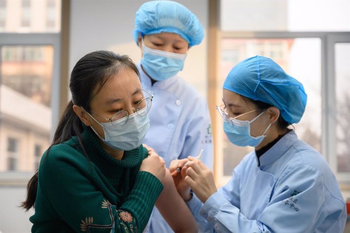 14 January 2021, China, Taiyuan: A woman receives a dose of a COVID-19 vaccine at a coronavirus vaccination center. Photo: -/TPG via ZUMA Press/dpa