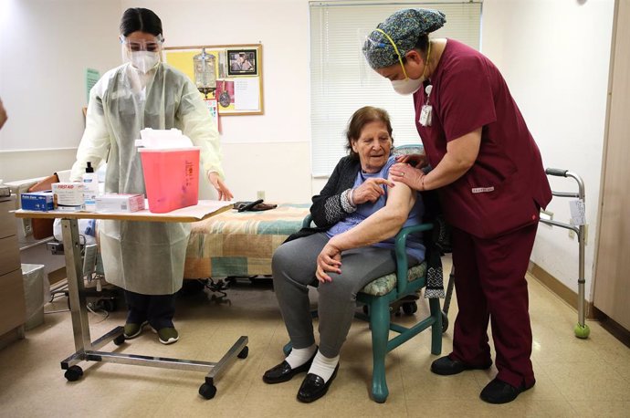 Una anciana es vacunada en una residencia de Los Ángeles.