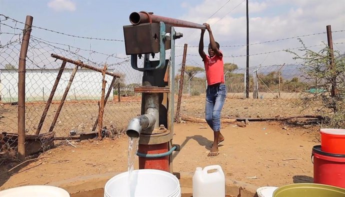 Extracción de agua en el distrito de Muzurabani, en Zimbabue