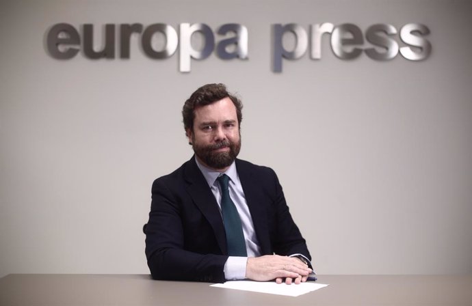 El portavoz de Vox en el Congreso, Iván Espinosa de los Monteros, posa tras una entrevista para Europa Press, en Madrid (España), a 14 de enero de 2021.
