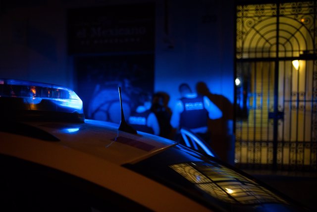 Varios mossos denuncian y detienen a un hombre durante un control en Barcelona después de que empezara a correr tras ver al coche patrulla, se saltara el toque de queda y no llevase ningún documento i