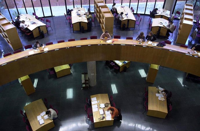 Estudiantes en la Biblioteca de la Universidad de Málaga (UMA)