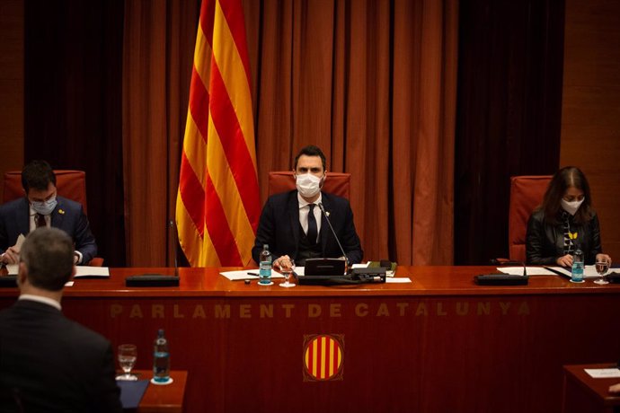 El vicepresident de la Generalitat, Pere Aragons; el president del Parlament, Roger Torrent, i la consellera Meritxell Budó, durant la roda de premsa posterior a la reunió convocada entre el Govern i els partits catalans.