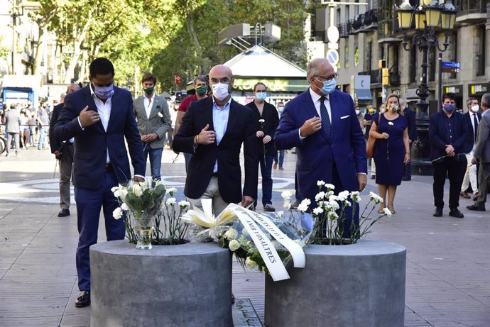 Asistentes presentes en el minuto de silencio en recuerdo a las 16 personas fallecidas el 17 de agosto de 2017 y a los más de 150 heridos en los atentados de Barcelona y Cambrils