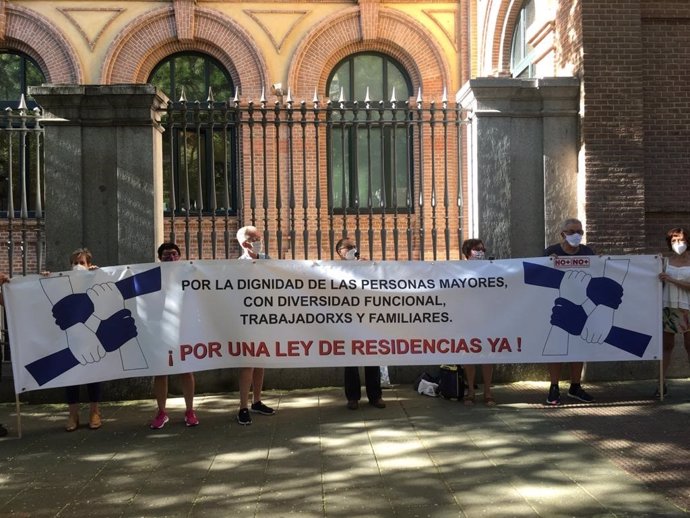 Marea de Residencias se concentra para exigir una ley estatal y censurar la actuación de la Comunidad de Madrid.